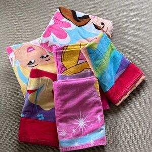 6 Disney Princess Beach Towels. Unused w/o tags. 2 blanket sized &4 regular size